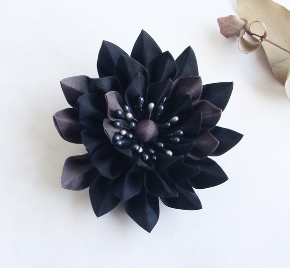 つまみ細工 黒×グレー 花コサージュ 受注制作《ブラックフォーマル