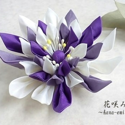 つまみ細工　白×紫の花コサージュ　あやめ　菖蒲 2枚目の画像