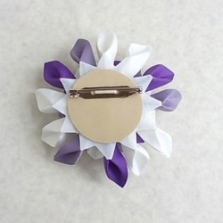つまみ細工　白×紫の花コサージュ　あやめ　菖蒲 3枚目の画像