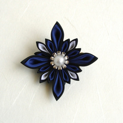 つまみ細工　青×白×黒　デザイン花のヘアクリップ＆髪留め 2枚目の画像