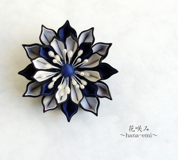 花咲み　青×白×黒色　花コサージュ·ブローチ　つまみ細工 1枚目の画像