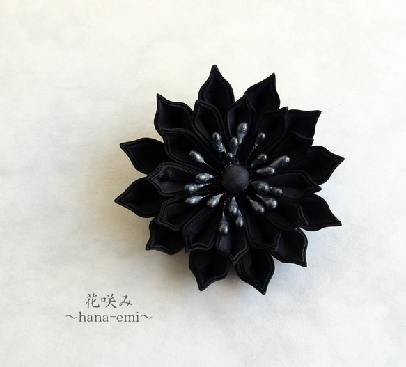 つまみ細工　黒の花コサージュ　《ブラックフォーマル、男女兼用》 1枚目の画像