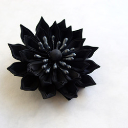 つまみ細工　黒の花コサージュ　《ブラックフォーマル、男女兼用》 2枚目の画像