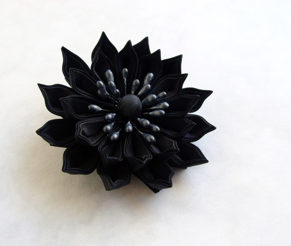 つまみ細工　黒の花コサージュ　《ブラックフォーマル、男女兼用》 2枚目の画像