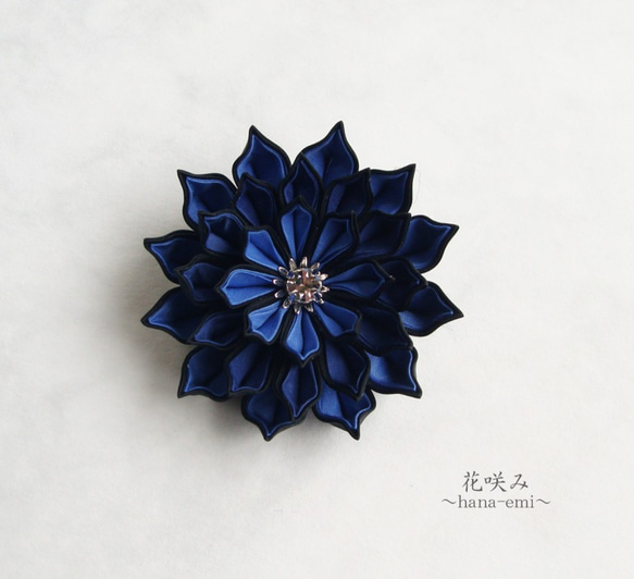 花咲み　コサージュ/ブローチ　輝 Black　ブルー　つまみ細工 1枚目の画像