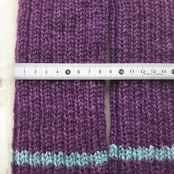 あったかウールの手編みレッグウォーマー(パープル)ロングタイプ『Creema限定』 2枚目の画像
