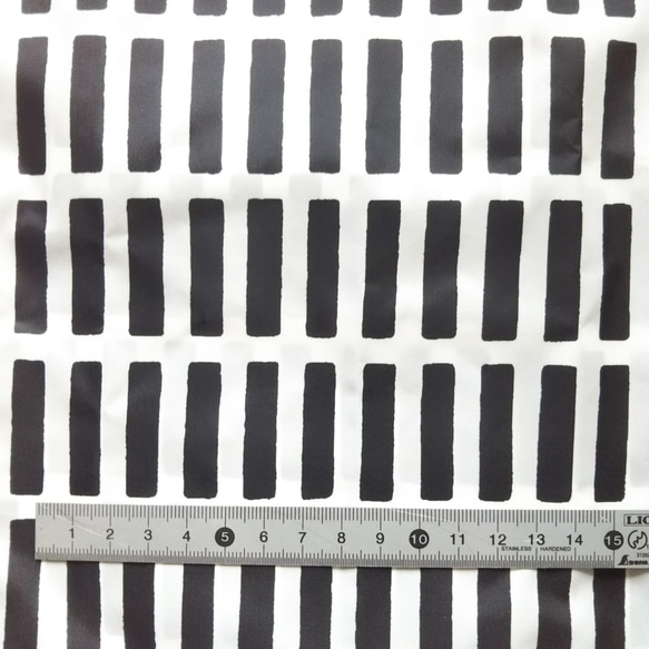 畳める撥水コーティング加工ナイロンエコバッグ(格子柄/白地×ブラック)収納ポケット付き『Creema限定』 7枚目の画像