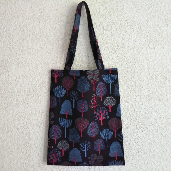A4ぴったり ぺたんこトートバッグ (北欧風ツリー/ブラック)『Creema