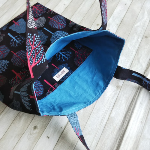 A4ぴったり ぺたんこトートバッグ (北欧風ツリー/ブラック)『Creema