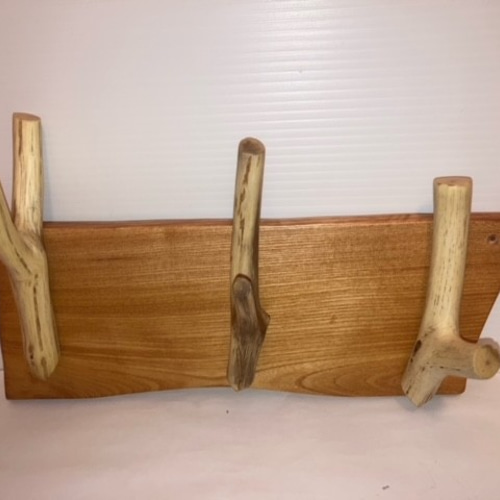 クヌギの枝とチェーンソーで製材したケヤキ板で作ったウォールフック③