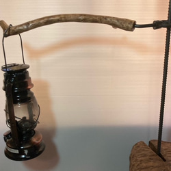 クヌギの枝の武骨なランタンハンガー　ボルトとアイナット 2枚目の画像
