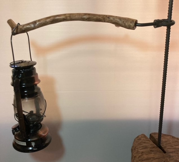 クヌギの枝の武骨なランタンハンガー　ボルトとアイナット 2枚目の画像