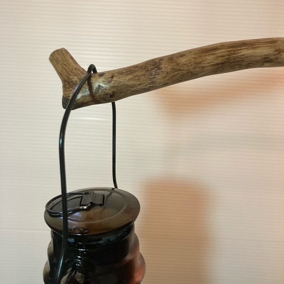 クヌギの枝の武骨なランタンハンガー　ボルトとアイナット 3枚目の画像