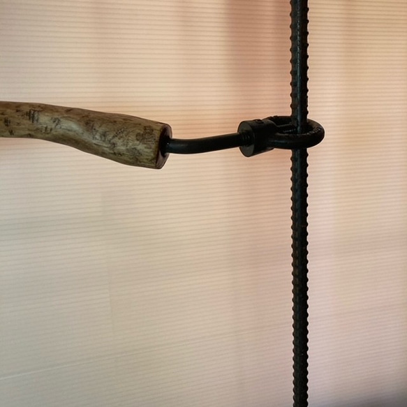 クヌギの枝の武骨なランタンハンガー　ボルトとアイナット 4枚目の画像