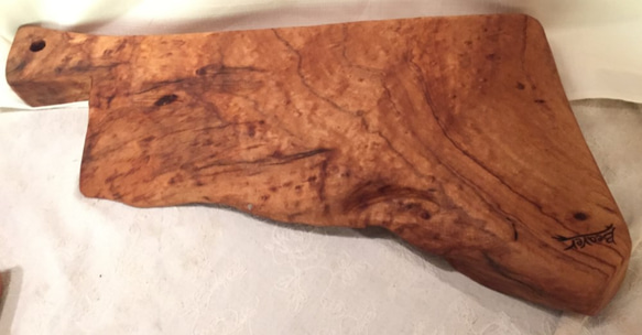 東南アジアの香木で作った1枚板のテーブルを材料としてリメイク！した　カッティングボード Ⅽ 1枚目の画像