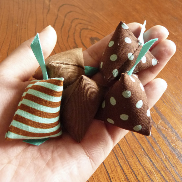 【猫おもちゃ】手作りねこびし5個セット チョコ＆ミント 5枚目の画像