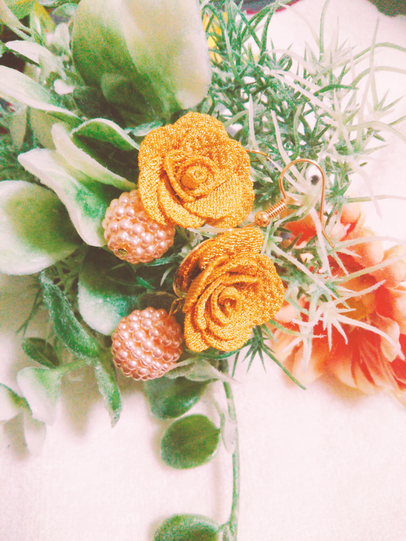 お花とパールビーズのピアス 2枚目の画像