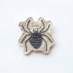 標本のような虫 刺繍ブローチ 蜘蛛 (グレー) 1枚目の画像