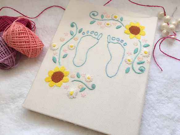 アンティークキルト あひるのbabyちゃんの刺繍ハンドメイド·͜· ♡ baby刺繍『夏の花束』/刺繍/命名書/出産祝い/刺繍ボード/バース