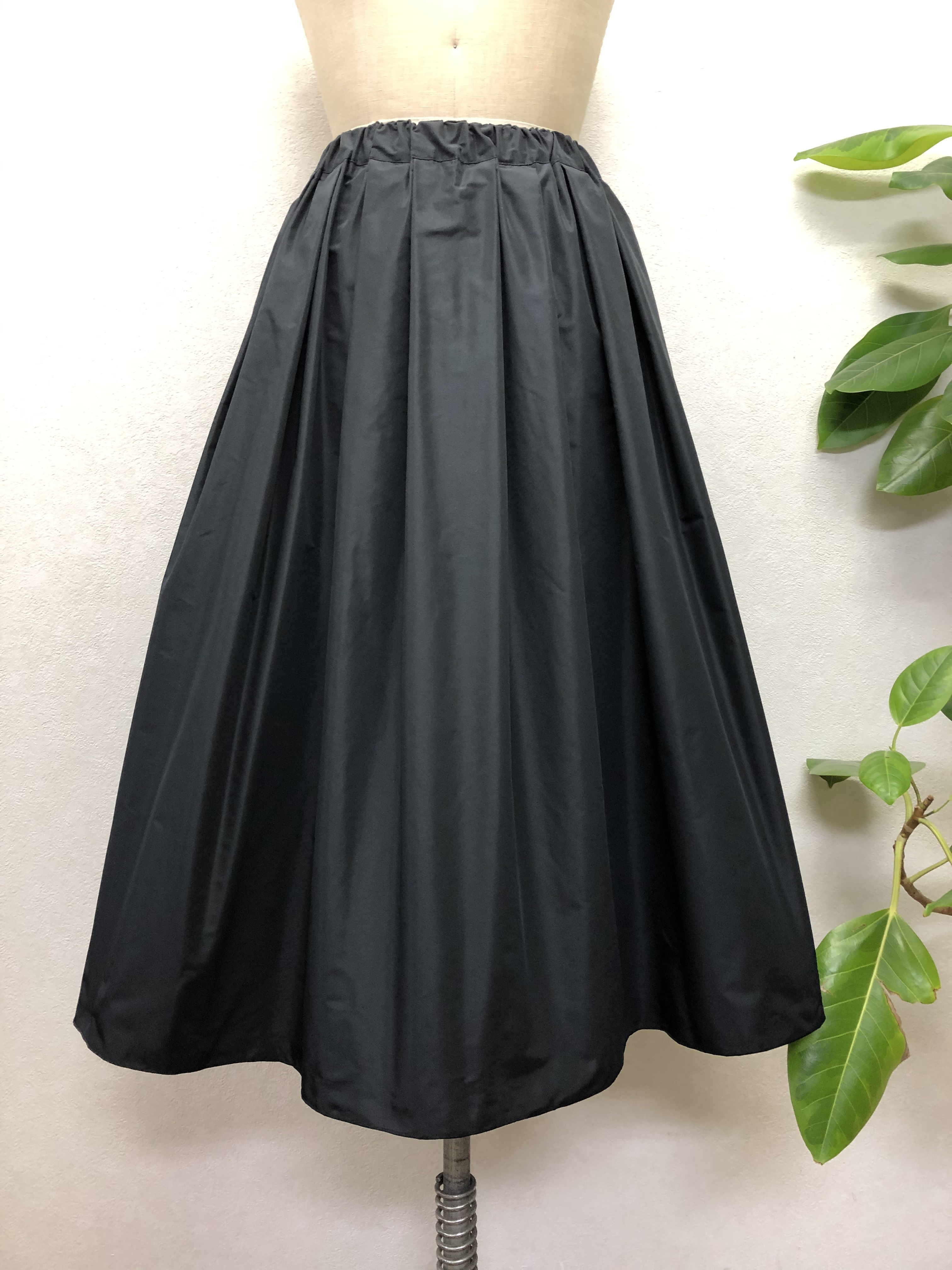 タフタのシンプルシルエットのタックスカート＊ブラック＊