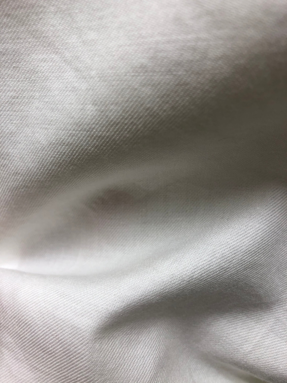 夏の軽やかコットンのピュアホワイトのプルオーバー 6枚目の画像