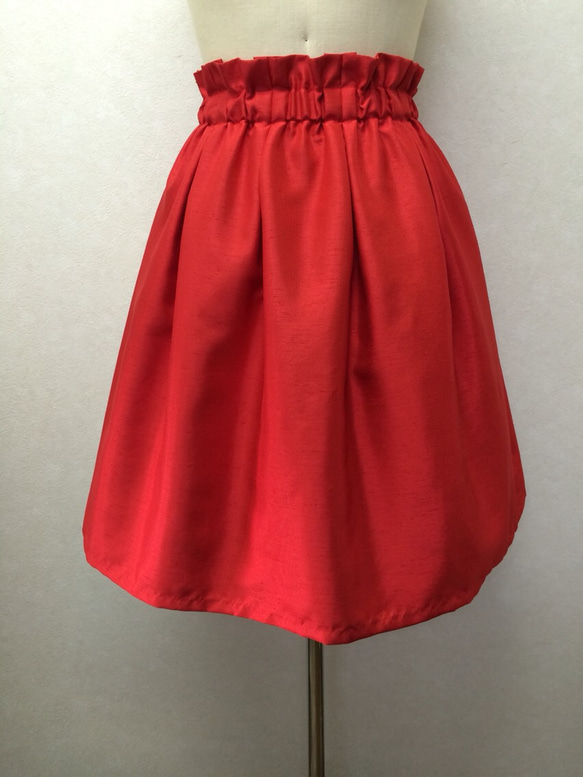 綺麗な赤色のふんわりタックギャザースカート 1枚目の画像