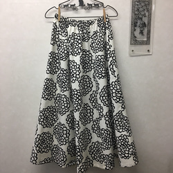 マキシ丈ダリア柄のロングスカート 1枚目の画像