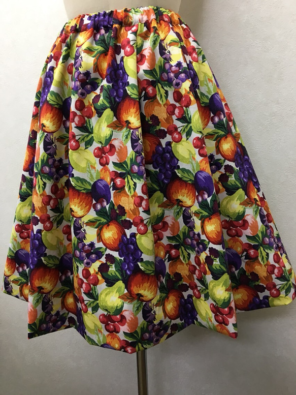 フルーツゴブラン風プリント&サテンのリバーシブルタックフレアースカート＊ 4枚目の画像
