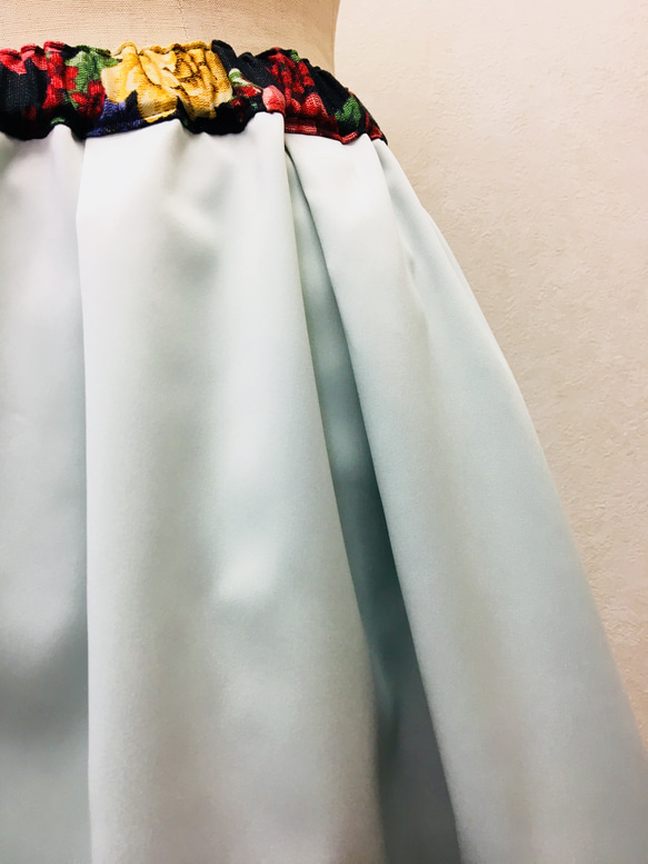 フラワーゴブラン風プリント&サテンのリバーシブルタックフレアースカート＊ブラック系 5枚目の画像