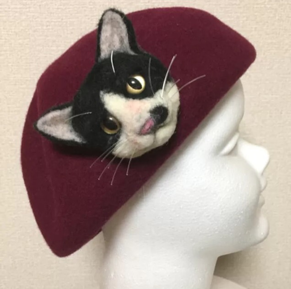 羊毛フェルトの猫のブローチ【ハチワレ】 1枚目の画像