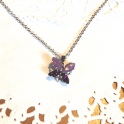 紫の蝶ちょのペンダント 1枚目の画像