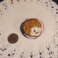 ハリネズミくんの刺繍ブローチ 3枚目の画像
