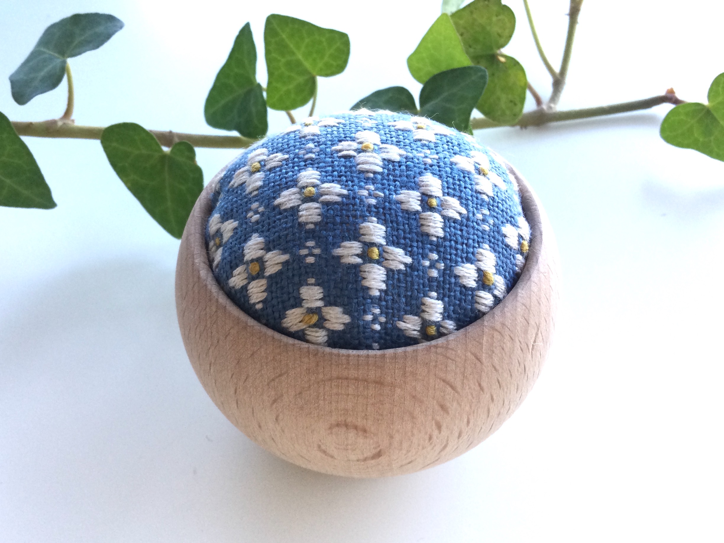 こぎん刺しピンクッション〈小花・青〉 その他雑貨 Otto