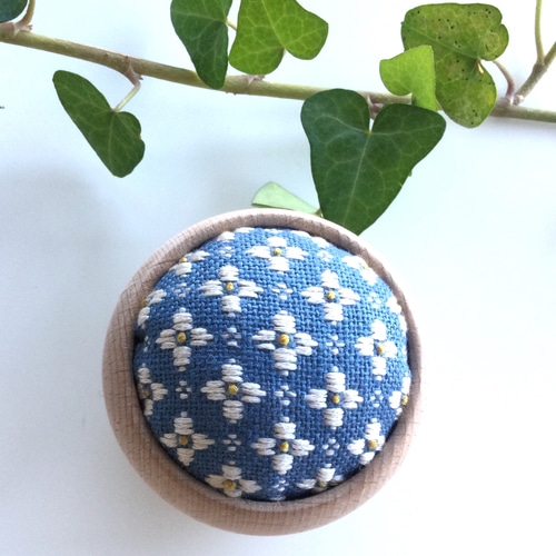 こぎん刺しピンクッション〈小花・青〉 その他雑貨 Otto (yukoginzashi