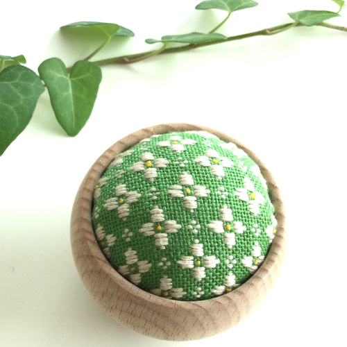 こぎん刺しピンクッション〈小花・青〉 その他雑貨 Otto (yukoginzashi