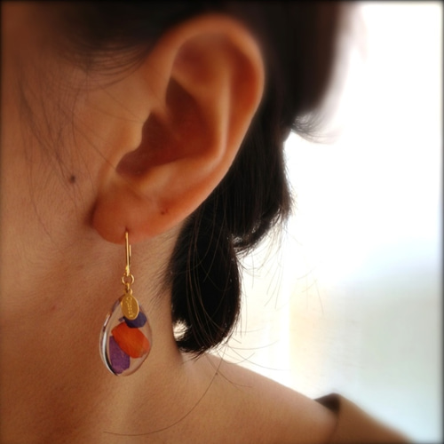 紫とオレンジの花びらピアス ピアス（フック・チェーン） Ojizou