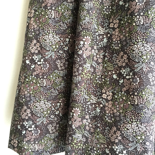 完売！【LIBERTY】リバティ・ふんわりタックとギャザーの植物柄・濃い  
