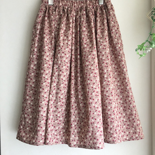 フレアスタイ(いちご柄) LIBERTY】リバティ・ふんわりタックとギャザーのあずきミルク