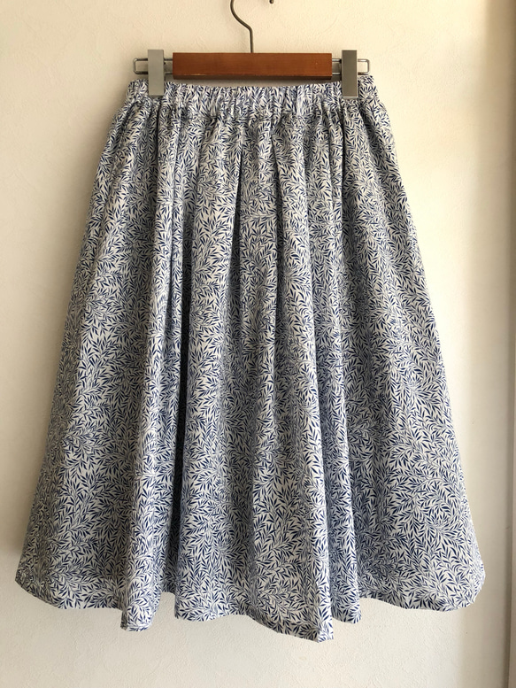 LIBERTY】リバティ・ふんわりタックとギャザーのブルー系花柄