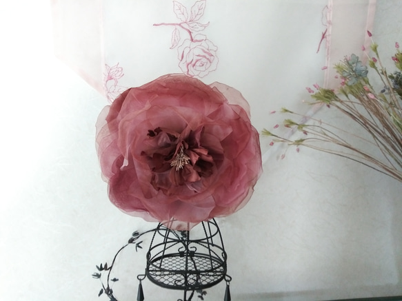 ヘアーアクセサリー　ドレスフラワー　マロン色バラ一輪 3枚目の画像