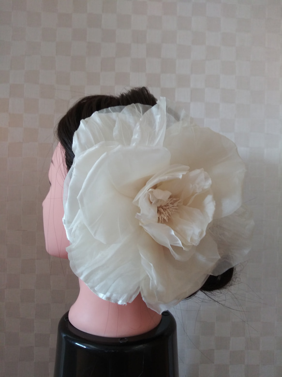 ヘアーアクセサリー　ドレスフラワー　 ミルキーホワイト薔薇一輪 1枚目の画像