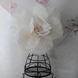ヘアーアクセサリー　ドレスフラワー　 ミルキーホワイト薔薇一輪 3枚目の画像
