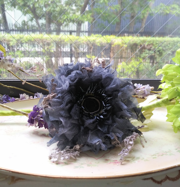 カシミア　大きい　コサージュ　花　黒　ブローチ　カメリア カメリアリボンコサージュ（黒） | peachever