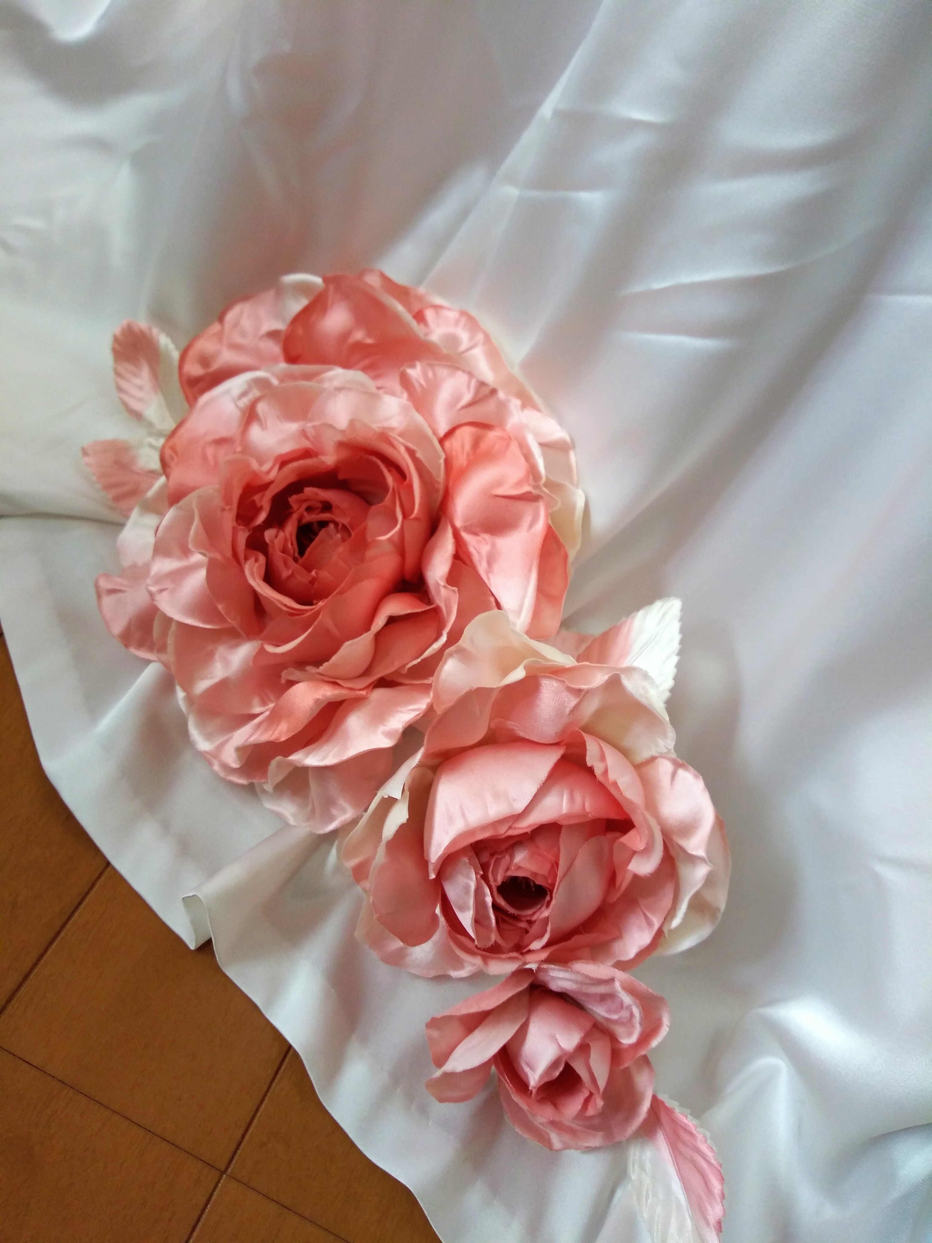 ウェディング　ドレスフラワー〈珊瑚色バラ〉