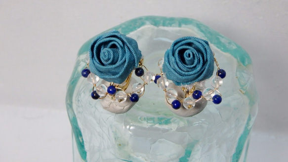 藍の玉薔薇つまみ細工　ラピスラズリと水晶のイヤリング 1枚目の画像