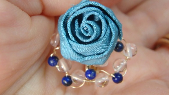 藍の玉薔薇つまみ細工　ラピスラズリと水晶のイヤリング 2枚目の画像