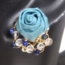 藍の玉薔薇つまみ細工　ラピスラズリと水晶のイヤリング 3枚目の画像