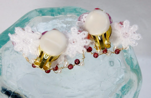 リバティ・つまみ細工ガーネットと淡水真珠のアンシンメトリー　イヤークリップ 3枚目の画像