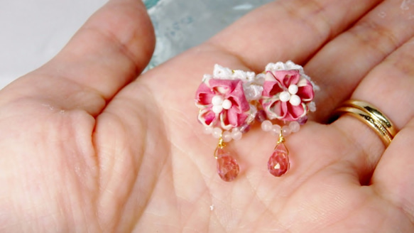 リバティ・さくら咲く　つまみ細工 　ピンクトパーズのチタンピアス 3枚目の画像