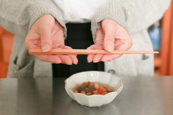 【新生活のお迎え準備に】細くてしなやか、お豆や魚の骨も取りやすい一膳・大分県日田産・ダイヤカット箸・22.5センチ・無地 1枚目の画像